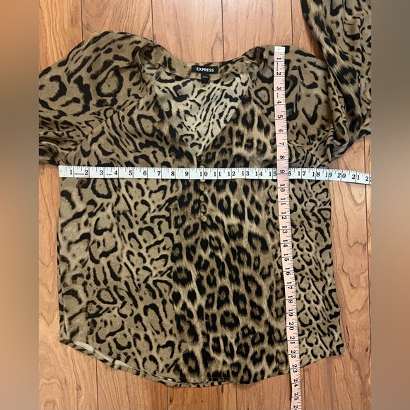 Express Small Women's Shirt Leopard Animal Print 1/4 Button Flowy Tan V-neck - Picture 3 of 8